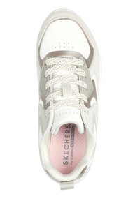 Baskets blanches avec des accents métalliques, des côtés texturés et un design à lacets. Présente une semelle intérieure rose portant l'inscription "SKECHERS Air-Cooled Memory Foam."