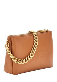 Clutch in pelle marrone con finitura texture, tracolla in metallo dorato e chiusura con zip nella parte superiore.
