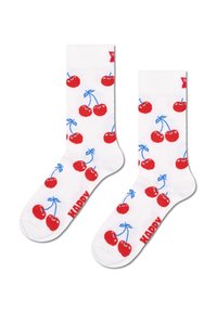 Białe skarpetki typu crew w wzór czerwonych wisienek i niebieskich łodyg, z napisem "HAPPY" na czerwono na podeszwach.