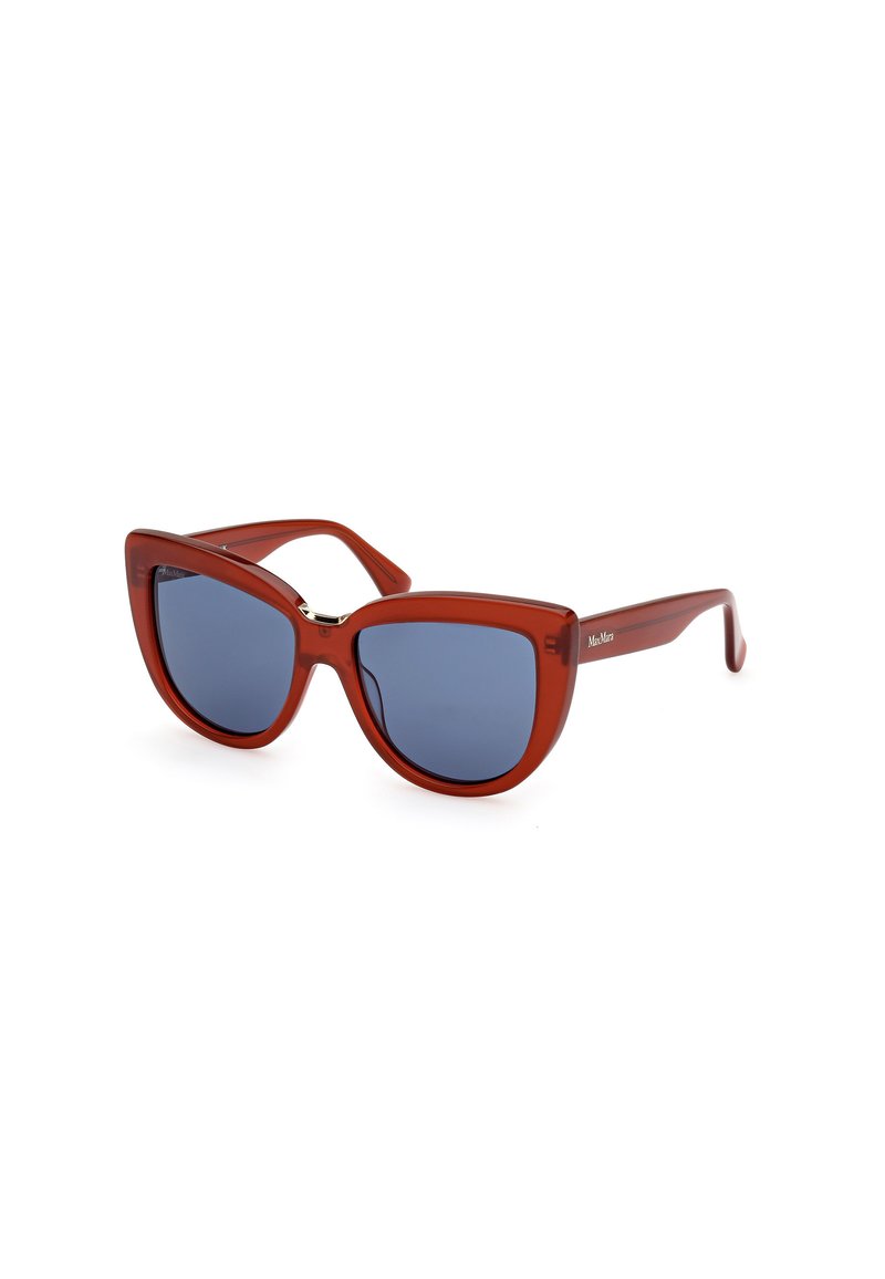 Gafas de sol en forma de ojo de gato rojas con lentes azul oscuro y un marco grueso. Presentan acentos dorados en la bisagra y una textura suave y brillante.