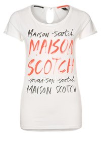 Hvid kortærmet t-shirt med sort og koralrød tekst, der siger "Maison Scotch" i forskellige skrifttyper. Nøglehulskæring i ryggen.