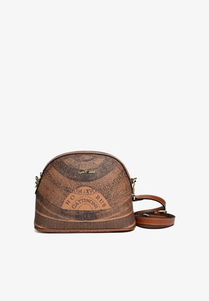 Braune Leder-Crossbody-Tasche mit runder Form. Strukturiertes Muster mit gedruckten Buchstaben, goldenen Akzenten und einem abnehmbaren Schulterriemen.