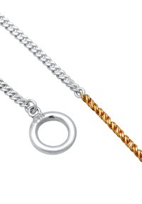 Ezüst nyaklánc, kör alakú medállal és csavart arany díszkábel lánccal. A texturált ezüst láncszemek ellentétben állnak a sima arannyal.