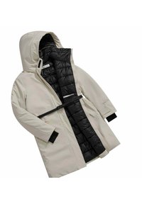 Cappotto invernale beige con un interno isolato nero, dotato di cappuccio, cerniera frontale e vita regolabile con cinturino. Accenti neri sulle maniche.