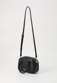 Czarna torebka typu crossbody z teksturowanej skóry, z złotymi akcentami, podwójnymi uchwytami i regulowanym paskiem, z zamkiem błyskawicznym i zaokrąglonym kształtem.