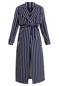 Trench coat a righe blu navy e bianche con ampio colletto, vita con cintura e maniche lunghe, caratterizzato da un taglio al ginocchio e apertura frontale.