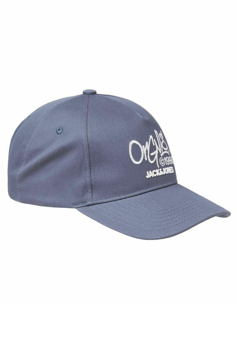 Gorra gris de tela, con visera curvada, logo blanco bordado en la parte frontal y un botón en la parte superior.