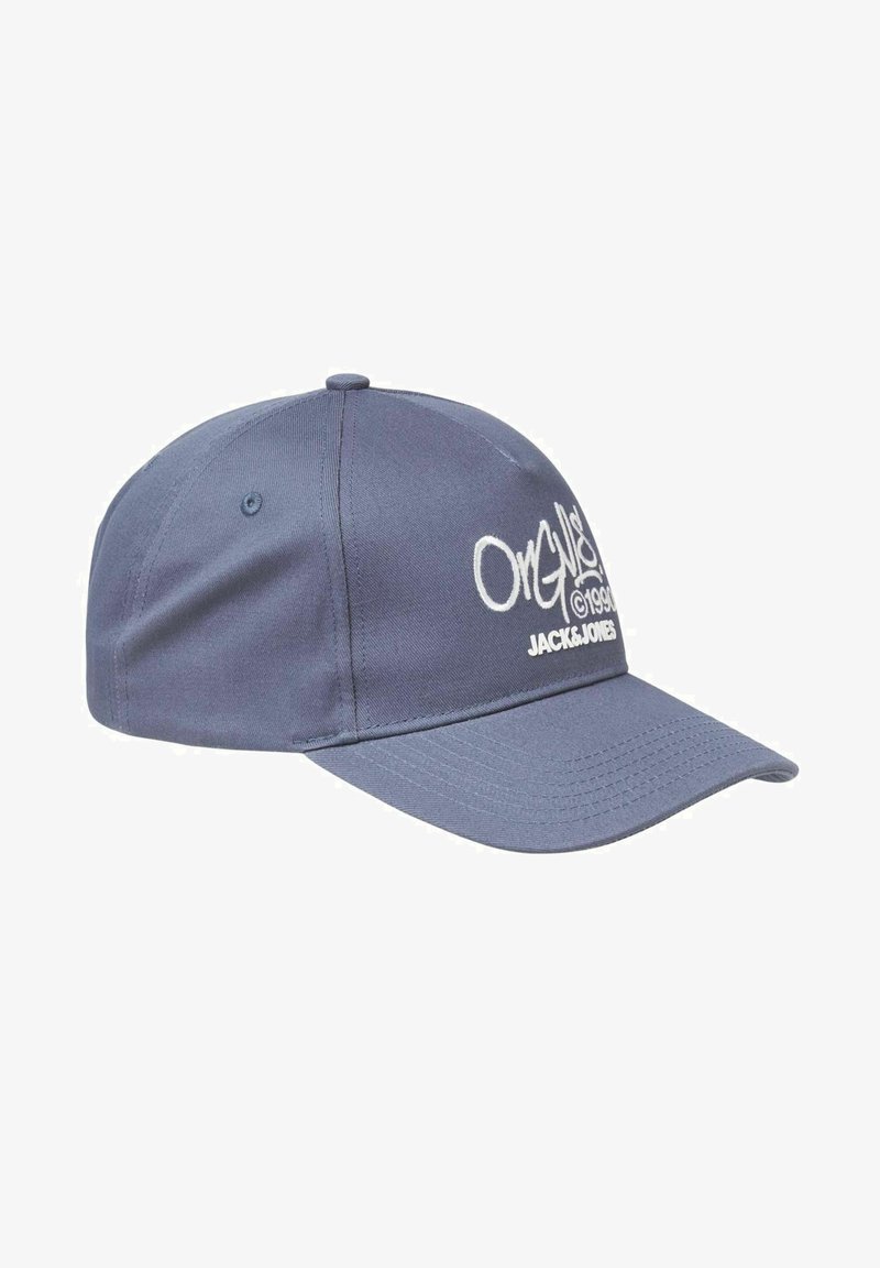 Gorra gris de tela, con visera curvada, logo blanco bordado en la parte frontal y un botón en la parte superior.