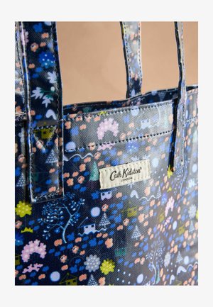 Torbica s potiskom, narejena iz sijoče tkanine, z temno modro podlago in barvitimi floralnimi ter hišnimi motivi; vključuje oznako blagovne znamke.