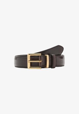 Cintura in pelle marrone con una fibbia color oro, caratterizzata da una texture liscia, punta appuntita e design classico con cuciture rinforzate.