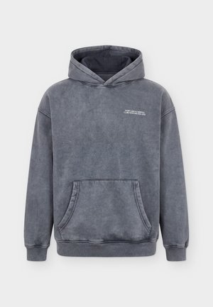 Grauer Kapuzenpullover mit Fronttasche und kleinem weißen Text „Sport Lisboa e Benfica Clubs Honours 1904-2023“ auf der Brust.