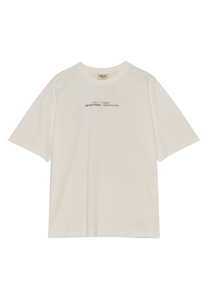 Person mit kurzen Haaren und Sonnenbrille, von hinten gesehen, trägt ein weißes T-Shirt mit der Nummer 223 und einem Stadt- und Bergmotiv.