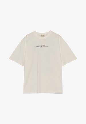 Wit T-shirt met korte mouwen en ronde hals, met kleine zwarte tekst en afbeelding centraal op de borst met de tekst "OFF DUTY GEAR HALO 196819721981."