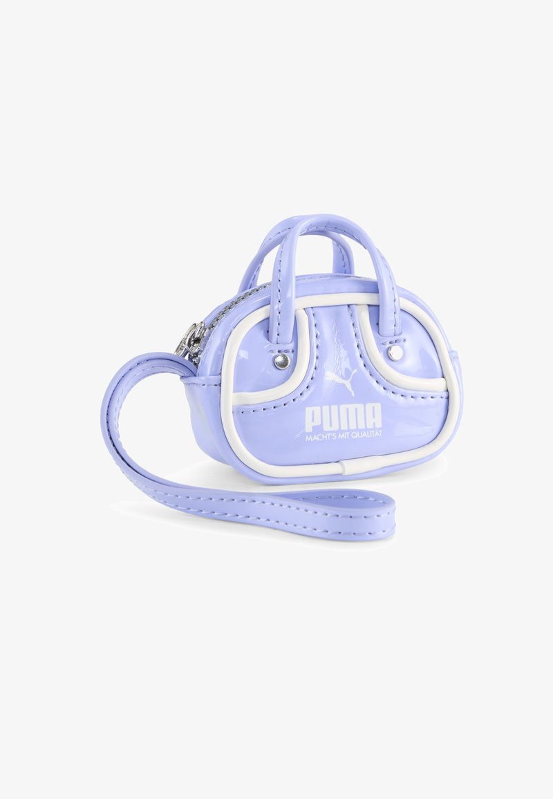 Petit sac à main lavande brillant avec bordure blanche, deux poignées, fermeture éclair, bracelet pour poignet et logo Puma avec texte.