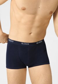 Boxer briefs Sloggi color blu navy con una cintura morbida, texture liscia, design aderente e dettagli di cucitura a contrasto.
