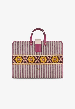 Rechthoekige gestreepte stoffen tas met kastanjebruine handgrepen, geelbruine bloemen horizontaal patroon en beige riemsluiting.