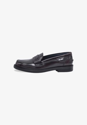 Mocasines de cuero burdeos con una textura suave, que cuentan con costuras decorativas, una suela baja de goma negra y un pequeño logo en el costado.