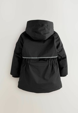 Musta vettä hylkivä takki hupulla, kapealla vyötäröllä ja heijastavalla nauhalla. Ominaisuuksiin kuuluvat pitkät hihat ja sileä, kestävä materiaali.