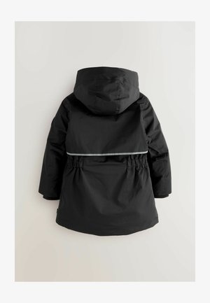 Giacca impermeabile nera con cappuccio, vita cintrata e striscia riflettente. Presenta maniche lunghe e un materiale liscio e resistente.