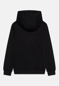 Felpa nera con cappuccio vista di spalle, con maniche lunghe e polsini e orlo a coste, design semplice senza loghi o motivi visibili.