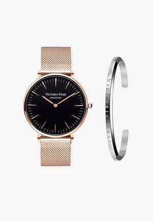 Reloj de esfera negra redonda con correa de malla de oro rosa; presenta marcadores de hora minimalistas. Incluye pulsera de muñeca plateada grabada con "Victoria-Hyde".