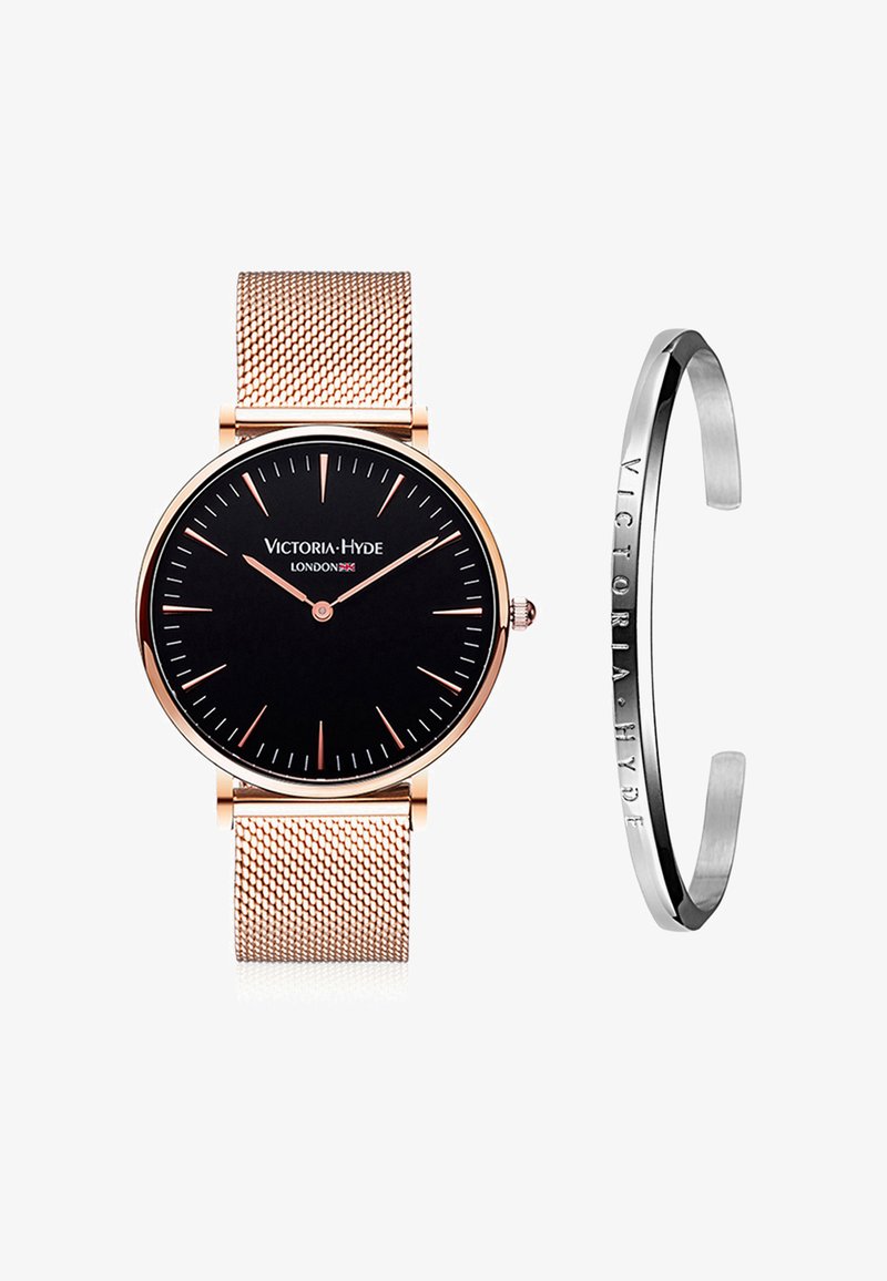 Reloj de esfera negra redonda con correa de malla de oro rosa; presenta marcadores de hora minimalistas. Incluye pulsera de muñeca plateada grabada con "Victoria-Hyde".