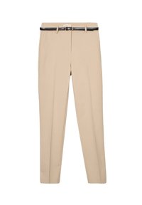 Pantalon beige sur mesure avec une texture lisse, doté d'une ceinture noire avec une boucle en métal et de plis pour une coupe structurée.