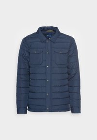 Chaqueta acolchada de color azul marino con cierre de botones en la parte delantera, dos bolsillos en el pecho y un diseño texturizado con acolchado. Con cuello y mangas largas.