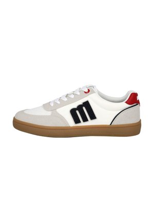 Zapatilla blanca y beige con suela de goma, logo "m" negro en el lateral, acento rojo en el talón y cordones blancos, mostrada desde el lado exterior.