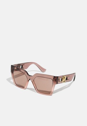 Firkanta solbriller i rosa plast med brune linser. Har gullhardware-detaljer på stengene. Jevn tekstur gjennom hele.