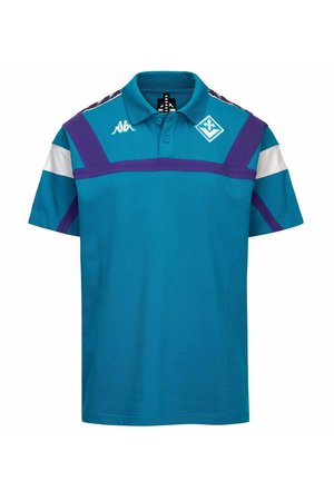 Polo bleu avec des rayures diagonales violettes, épaulette blanche, col à boutons et deux logos blancs sur la poitrine.