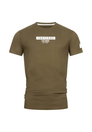 T-shirt verde oliva a maniche corte in cotone. Presenta un logo stampato bianco con la scritta "INDICODE JEANS" e "EST.1993" sul davanti. Design semplice.