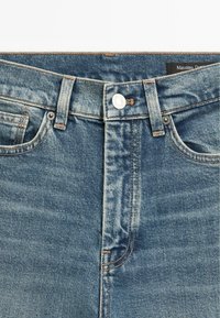 Dunkelblaue Jeans aus Denim mit hoher Taille, fünf Taschen und sichtbaren Nähten. Sie verfügen über einen Metallknopf und einen Reißverschluss.