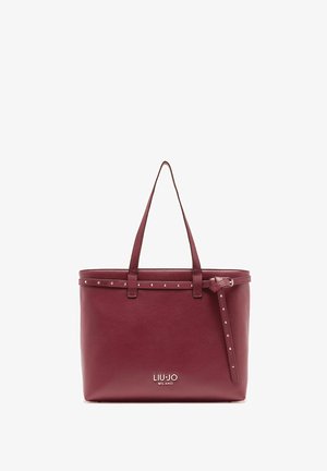 Borsa a mano in pelle color bordeaux con doppi manici, borchie lungo la rifinitura superiore e chiusura con cerniera. Presenta il logo "LIU JO MILANO" sul fronte.