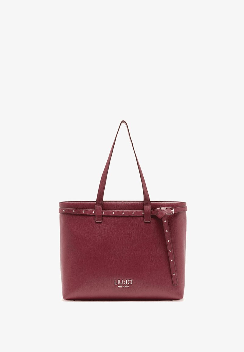 Bolso tote de cuero granate con doble asa, tachuelas a lo largo del borde superior y cierre de cremallera. Presenta el logo "LIU JO MILANO" en el frente.