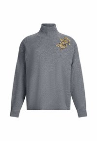 Grijze coltrui met lange mouwen en een decoratieve cluster van gouden en heldere juweelversieringen op de linker schouder.