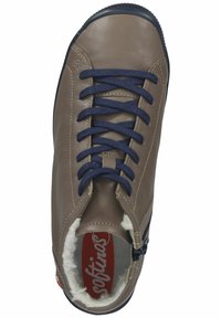 Chaussure en cuir marron avec lacets bleu marine, un bout texturé et une doublure en polaire. Elle possède une fermeture éclair sur le côté et une semelle intérieure de marque rouge.