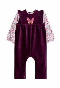 Samtig lila Jumpsuit mit floralem Langarm, Rüschenschultern und einer rosa Schmetterlingsapplikation auf der Vorderseite. Weiche Textur und lässiges Design.