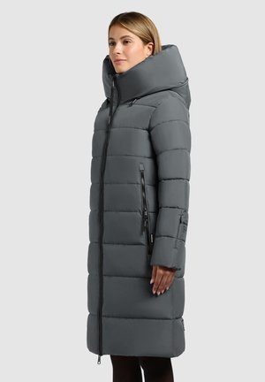 Puffer coat in dark gray with a large hood, quilted design, front zipper, and two side zip pockets. Smooth, insulated material.