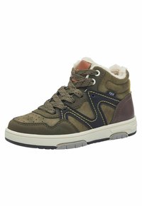 Hohe Sneakers in Olivgrün und braunem Wildleder. Mit gelben Nähten, gepolstertem Kragen und Gummisohle mit strukturierter Griffigkeit.