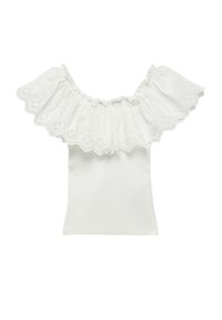 Witte off-shoulder top met oogjes kant ruches langs de halslijn, gegolfde randen en een aansluitend ribgebreid lijfje.