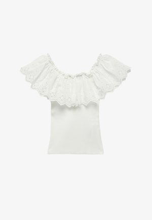 Top blanco sin hombros con volantes de encaje en el escote, bordes en forma de ondulación y cuerpo ajustado de canalé.
