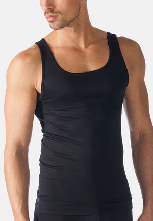 Schwarzes Tanktop aus glattem, elastischem Material. Mit einem runden Ausschnitt und breiten Schulterträgern. Entworfen für eine figurbetonte Silhouette.