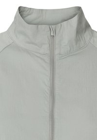 Jasnoszara kurtka z wysokim kołnierzem, z centralnym zamkiem błyskawicznym i widocznym przeszyciem na ramionach oraz kołnierzu.