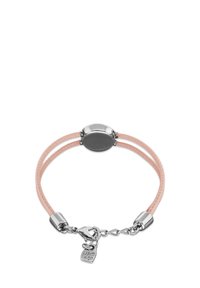 Pulsera de cuero rosa con detalles en tono plateado, que presenta un centro ovalado, cierre y colgante con el logo. Diseño texturizado, estilo de doble tira.