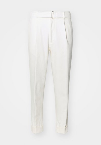 Calças brancas de algodão, com cintura com cinto, pregas frontais e bainhas dobradas. Textura suave e corte ajustado.