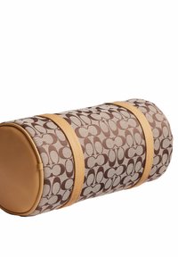 Sac cylindrique marron et beige avec un motif circulaire répétitif et deux sangles en cuir beige autour de son corps, présenté sur un fond blanc.