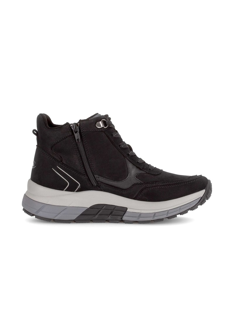 Zwarte hoge sneakers van suede en stof, met een zijrits, veterfront en een wit-grijze gestructureerde zool.