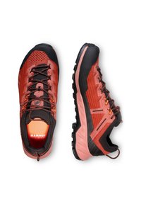 Chaussures de randonnée rouges et noires avec un upper en maille, des détails texturés et une semelle robuste. Présentent des accents orange et un col rembourré pour le confort.