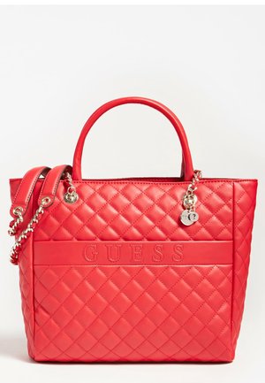 Rød quiltet shoppertaske med top-håndtag, kæderem til skulder, og metalvedhæng; "GUESS" præget på frontpanelet.